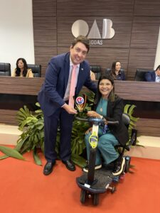 Graça Dias recebe homenagem e dedica reconhecimento à família ADEFAL